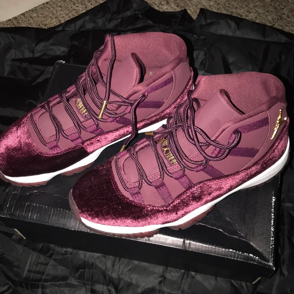Jordan women maroon 11s Size 8.5